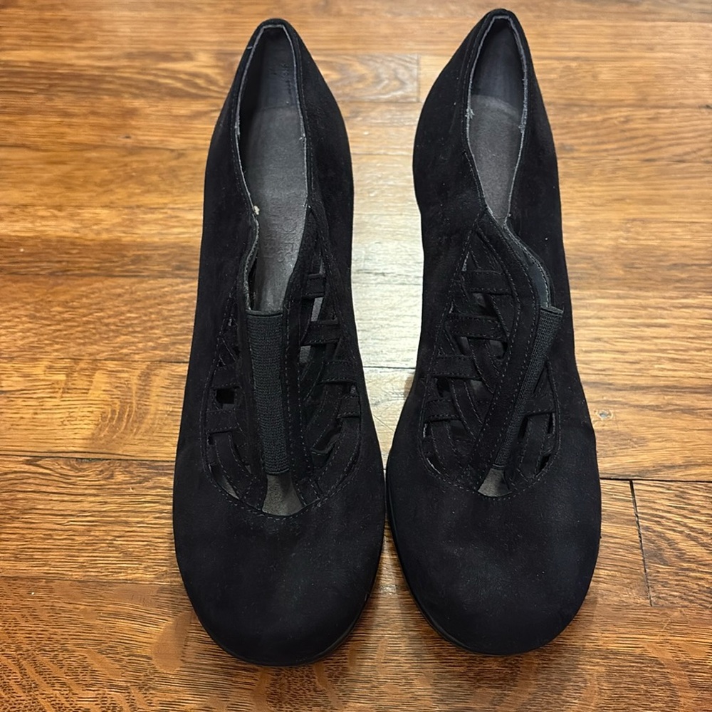 Aerosoles low heel. Faux suede fabric. EUC. Have worn only a few times.